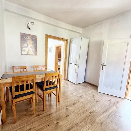 Ve Druhem Patre S Parkovanim