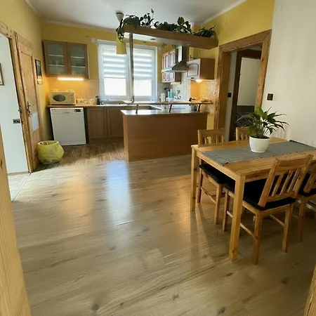 Apartment Ve Druhem Patre S Parkovanim Ostrava