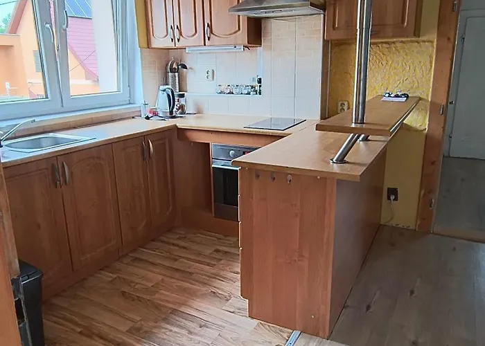 Lägenhet Ve Druhem Patre S Parkovanim